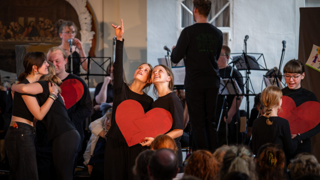 Die Statuten – getanzt von Choreo-Gruppe 2 (Bildnachweis: Johannes und Liane Völker)
